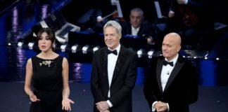 Standing e risate, la seconda serata decolla