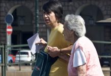80enne la palpeggia e lei lo chiude in balcone. Rischi e condizioni del lavoro di badante badante
