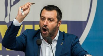 Dal mitra al rosario, i gesti contestati della campagna elettorale di Salvini