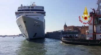 [VIDEO] Venezia, scontro tra nave crociera e barcone turistico
