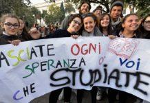 Giovani disoccupati: quello che siamo costretti a fare per “sistemare” i nostri figli