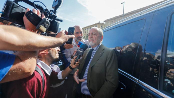 Napoli, giocatori in ritiro. Il sindacato contro la società: “Non possono multarli” ► Chi ha ragione?