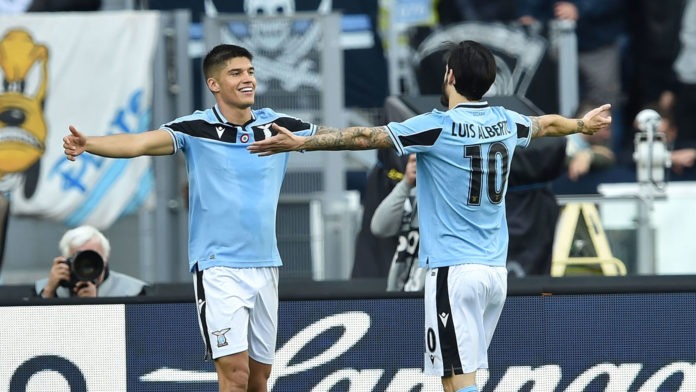 Correa Luis Alberto si abbracciano dopo il gol durante Lazio Bologna