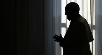 “Bergoglio? Spogliato di tutto. Anche dell’abito bianco” ▷ Cionci spiega il simbolismo del poncho