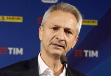 Il pallone prima della salute: pagliacci in uno spettacolo ridicolo