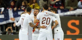 Giocatori della Roma si abbracciano dopo la partita contro il Cagliari