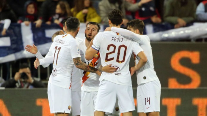 Giocatori della Roma si abbracciano dopo la partita contro il Cagliari