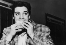 Elvis Presley mangia un sandwich - Foto Twitter