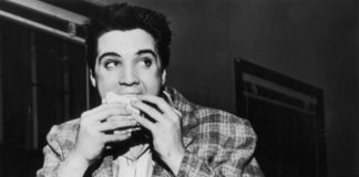 Elvis Presley mangia un sandwich - Foto Twitter