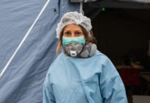 Coronavirus, la tenda pretriage allestita fuori dall'ospedale
