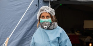Coronavirus, la tenda pretriage allestita fuori dall'ospedale
