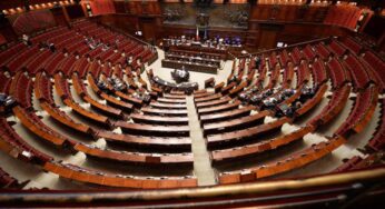 Gridavano “onestà onestà”… e in Parlamento lavorano un giorno alla settimana nel periodo di massima crisi del Paese