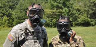 Soldati USA con maschere antigas