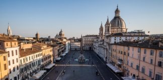 Roma, Piazza Navona deserta. Nella foto Piazza Navona vista dall'alto