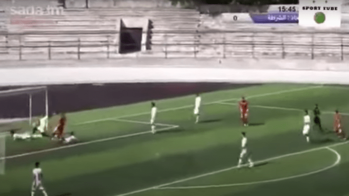 Stadi a porte chiuse, ma la gente si ammassa sui terrazzi ► L’esilarante video della partita in Siria