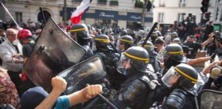 Usano il divieto di assembramento per reprimere le proteste: guardate cosa hanno fatto in Francia…