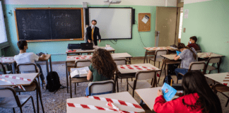 Alunni ricattati a scuola? ► Fusaro: “Sta accadendo ciò che temevo: prima le camicie nere ai balilla, ora le mascherine”