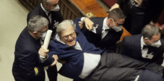 Bufera in Parlamento ► Sgarbi espulso e cacciato di peso dalla Camera