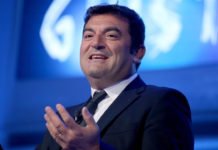 Max Giusti ▷ “Sono esausto di questa situazione: sarà un Natale incongruo, si respira aria di depressione”