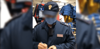 Seguito dalla polizia nel negozio perché camminava contromano ► “Mi dia i suoi dati, l’ordinanza lo vieta”