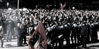 Ucciso dalla polizia ragazzo che ha infranto il coprifuoco Covid ▷ Scontri e proteste a Tirana