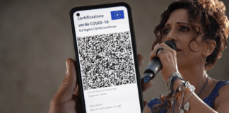 Vicequestore Schilirò scatenata in piazza contro il Green Pass ▷ “Lo usano per trattarci come cavie”