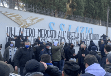 Lazio, esplode la contestazione ▷ Tifosi in protesta a Formello