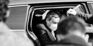 Folla inferocita a Napoli contro Draghi: scoppia il putiferio ▷ Urla e insulti in pieno centro draghi