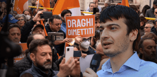 Forciniti mette sotto scacco il Governo in piazza ▷ “Ci vogliono spaventati per poterci controllare”