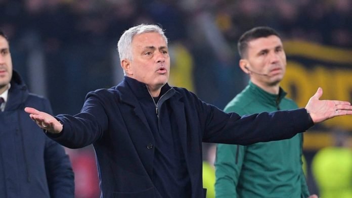 Mourinho, la squalifica di 10 giorni e quel travagliato rapporto con la classe arbitrale ▷ “Situazione molto grave” Mourinho