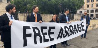 Forciniti e Cabras sotto l’ambasciata inglese ▷ I deputati di Alternativa in protesta per Assange assange