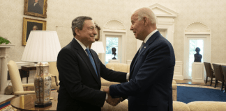La foto che svela il vero volto di Draghi: la mano di Biden e le intenzioni USA, cosa c’é dietro quella immagine? BIDEN DRAGHI