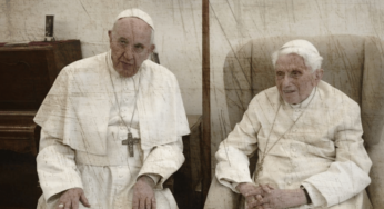 Vaticano, perché Papa Ratzinger è caduto? La storia che decripta davvero l’ascesa di Papa Francesco