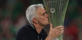 Delirio Roma ▷ Il club posta la prima immagine di Mourinho con la coppa