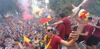 Conference League: Roma impazzita ▷ Le foto più suggestive del corteo giallorosso