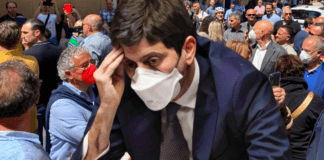 “Dimettiti”, folla inveisce contro Speranza a La Spezia ▷ “Vergogna”, il grido della piazza speranza contestazione