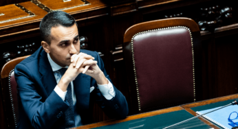 Il M5S si trasforma in ciò contro cui combatteva: la decomposizione tragicomica diviene un esito necessario
