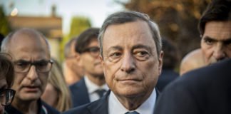 Premio per Mario Draghi da Bruxelles, il capitale che celebra se stesso e premia i suoi esponenti