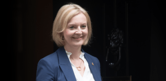 Chi è Liz Truss, la nuova leader britannica che parla di atomica e si convertì alla Brexit