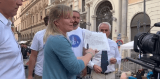 Cunial firma in piazza l’accordo di “Vita” ▷ “Veniteci a trovare a casa se non rispettiamo le promesse”