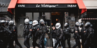 Francia a ferro e fuoco per il caro vita ▷ In migliaia si riversano nelle piazze contro Macron