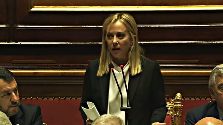 “Ciò che critichiamo sono scelte prese senza prove scientifiche, non la scienza” ▷ Meloni al Senato