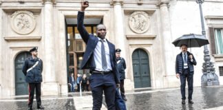 Il paradosso di Soumahoro, il difensore dei lavoratori che rivendica il diritto all’eleganza