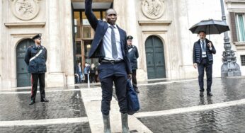 Il paradosso di Soumahoro, il difensore dei lavoratori che rivendica il diritto all’eleganza