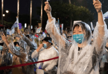 Scoppia la protesta in Cina ▷ Marea furiosa contro l’approccio ‘0 Covid’: rappresaglie anche a Wuhan