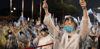 Scoppia la protesta in Cina ▷ Marea furiosa contro l’approccio ‘0 Covid’: rappresaglie anche a Wuhan