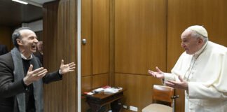 Benigni e Bergoglio “ridono di gusto” su San Francesco: un particolare inquietante
