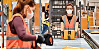 Amazon, muore in magazzino e viene coperto dai cartoni, ma il turno di lavoro continua