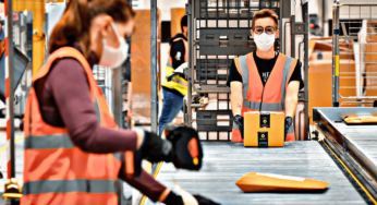 Amazon, muore in magazzino e viene coperto dai cartoni, ma il turno di lavoro continua