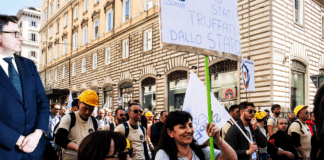 Il mondo dell’edilizia scende in piazza contro il Governo ▷ “Avanti fino a che non riavremo i soldi”